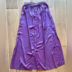 Earthbound size Medium elastic waist skirt.